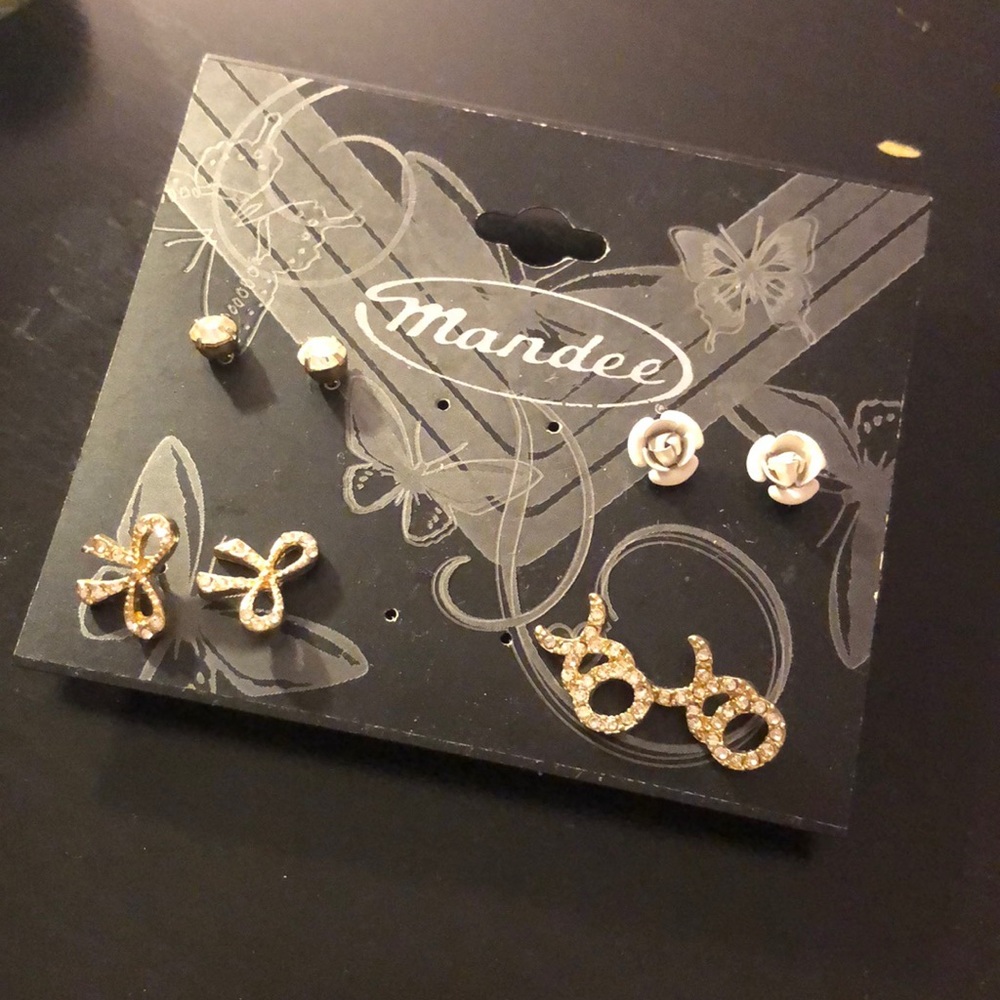 Mandee stud earring